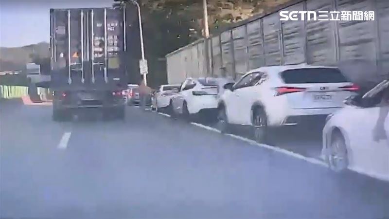 現場共有25輛車毀損，等候警方到場處理。（圖／翻攝畫面）