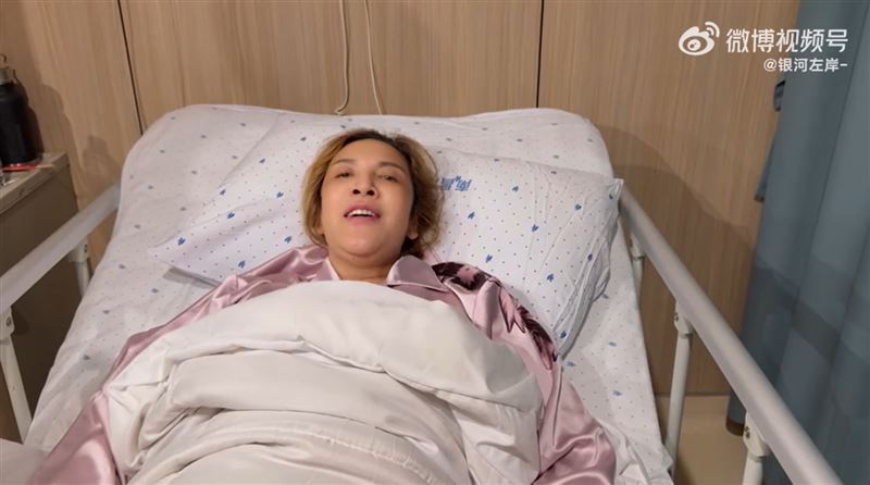 那藝娜在南昌參加音樂節演出時，意外在上台前摔倒。（圖／翻攝自微博）