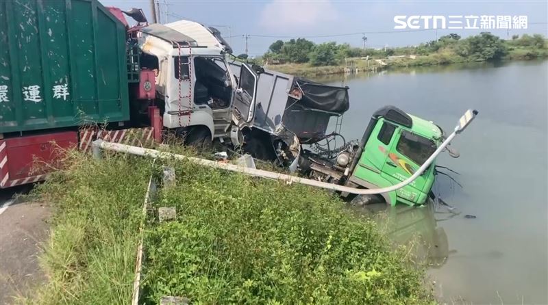 台南安南區2輛大貨車發生撞擊，其中一名駕駛脫困後，已經失去呼吸心跳，送醫不治。（圖／翻攝畫面）