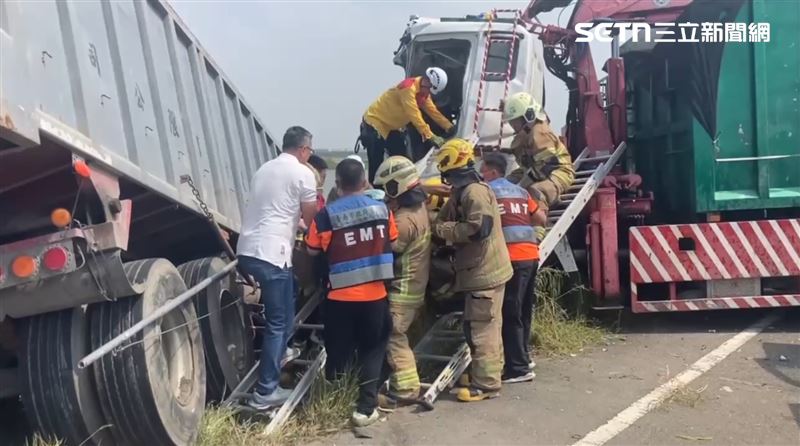 台南安南區2輛大貨車發生撞擊，其中一名駕駛脫困後，已經失去呼吸心跳，送醫不治。（圖／翻攝畫面）