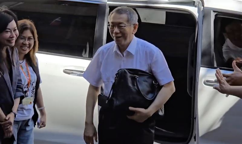 前北市長柯文哲出庭，撇清與「橘子」許芷瑜關係密切。（圖／翻攝畫面）