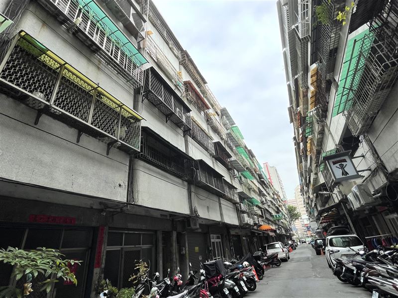 蛋黃區神話破滅?北市老公寓因限貸令和安全疑慮,「6折」遭拋售。(圖/台灣房屋提供)