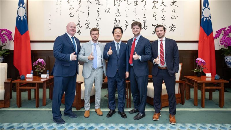 美保守派名嘴訪賴清德　秀台灣國旗讚文明