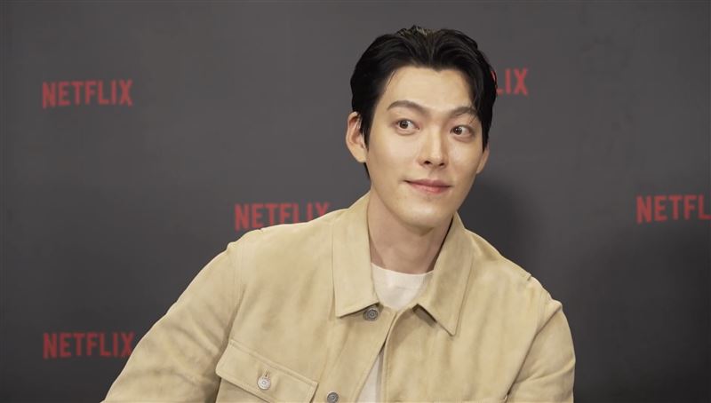 金宇彬在《許願吧，精靈》中飾演被困神燈900年的「精靈」。（圖／Netflix提供）