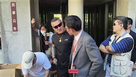 「館長」陳之漢日前在直播時提及「把賴清德狗頭斬下來」、「兄弟我等你，真的我日也思夜也思啊」。刑事局蒐證後已依涉犯煽惑他人犯罪及恐嚇危害安全等罪報請檢察官指揮偵辦。北院今天開庭審理京華城、民眾黨政治獻金弊案，館長現身在法院外，還準備了100份麥當勞請支持者吃。關於斬首言論，館長則表示「直播裡面都講得很清楚了」。