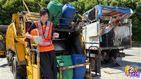 焦曼婷挑戰擔任垃圾清潔隊員（圖／Yahoo《星二代很忙內》提供提供） 