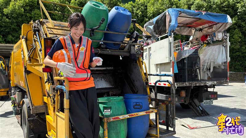 徐新洋突當清潔隊員　回收家具身影曝光