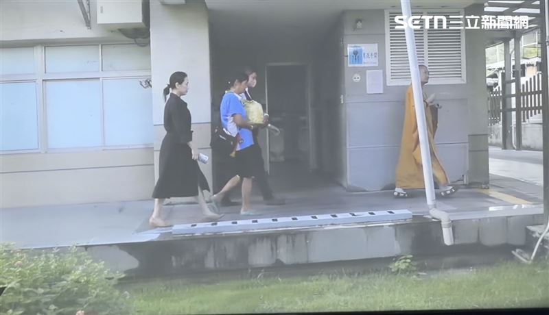 不喊累的雙手突然空了，剩一只冰冷骨灰罈。（圖／記者簡榮良攝影）