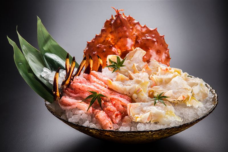 「三燔本家」與「三燔北投」日式鍋物料理餐廳，即日起至11月2日推出「鱈場蟹鍋物宴」。（圖／品牌業者提供）
