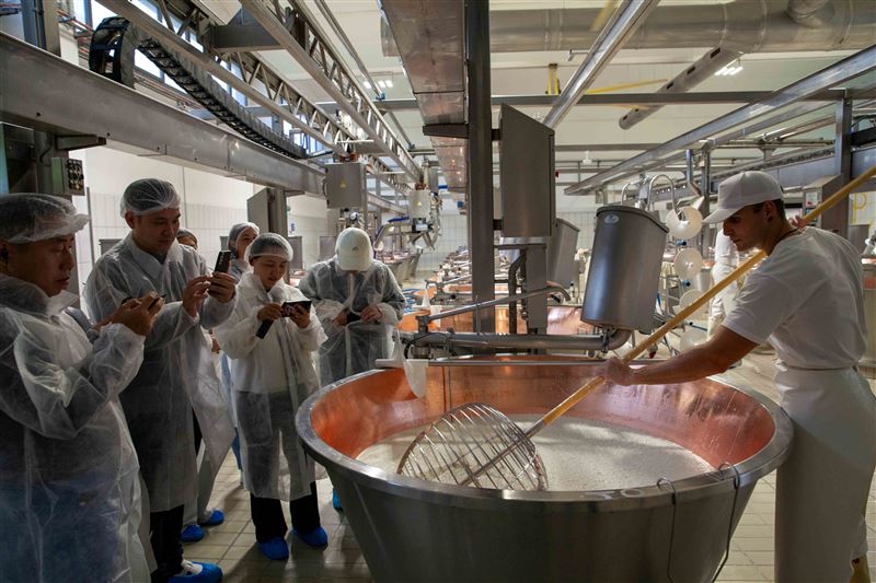 林耀輝主廚（左2）9月親赴歐洲進行Grana Padano PDO帕達諾乳酪產地之旅。（圖／品牌業者提供）