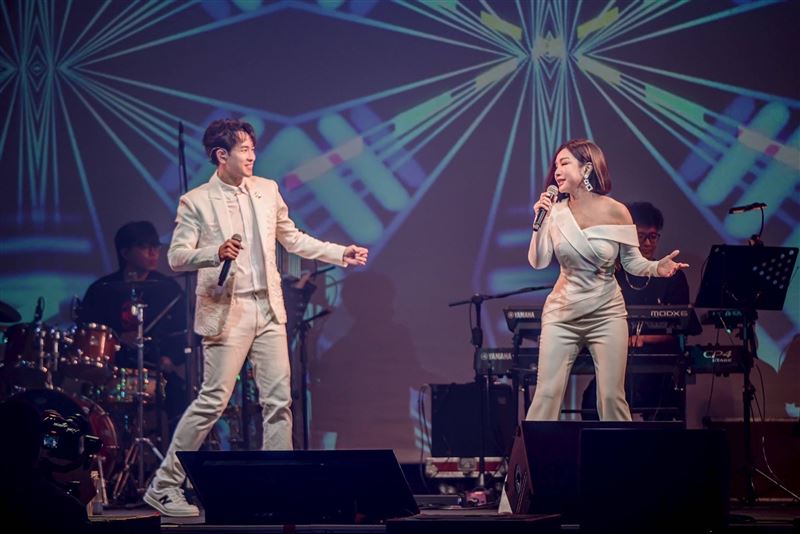 陳謙文與方馨演唱兩人對爸爸回憶的歌曲「一路上有你」、「海鷗」。（圖／葡萄長文創工作室提供）