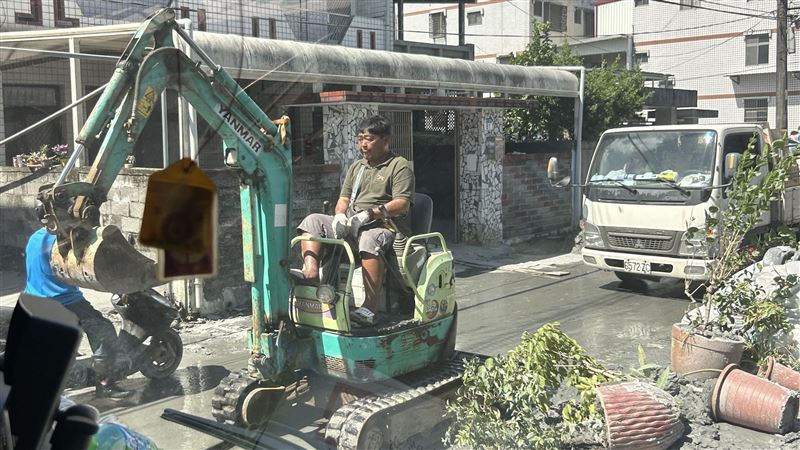 民眾捕捉到的林鴻森救災畫面，就如同女兒說的「衣服只穿POLO衫，沒有領子的衣服不穿，喜歡短褲和拖鞋」。（圖／家屬提供）