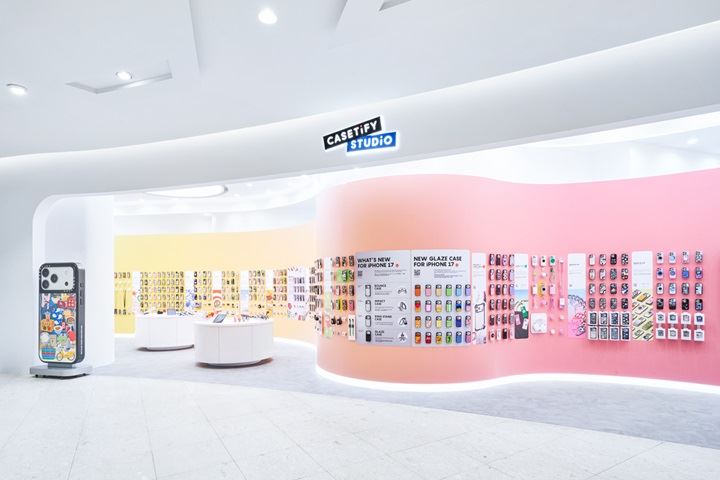新竹巨城門市採用流線型漸層設計打造舒適購物環境，展出多款熱門聯名商品及CASETiFY Travel行李箱系列。（圖／品牌業者提供）