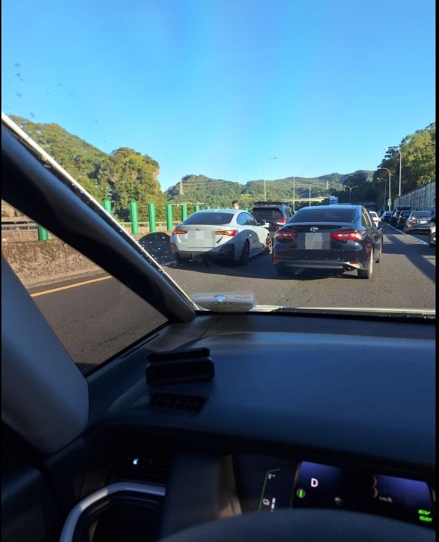角鋼外露，導致近30輛汽車輪胎遭到刺穿。（圖／翻攝自基隆人臉書社團）