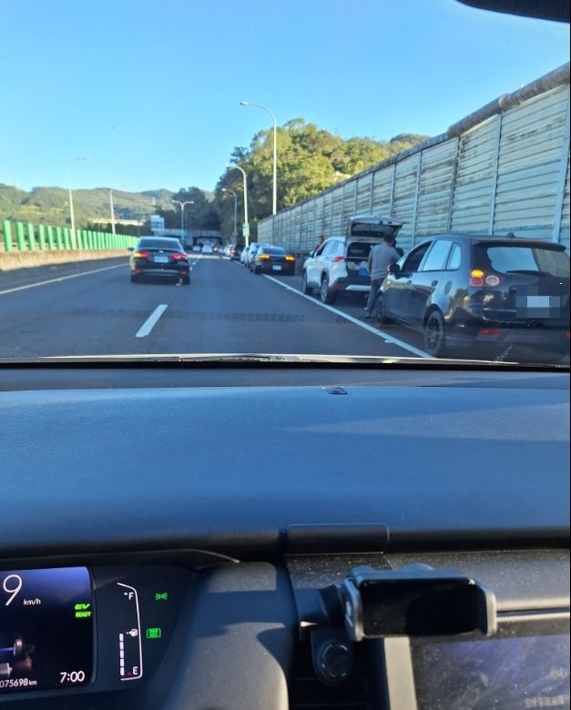 整排爆胎車停在路邊相當無奈。（圖／翻攝自基隆人臉書社團）
