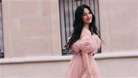 中國主持人李湘曬出女兒王詩齡參與巴黎時裝週的美照。（圖／翻攝自微博）