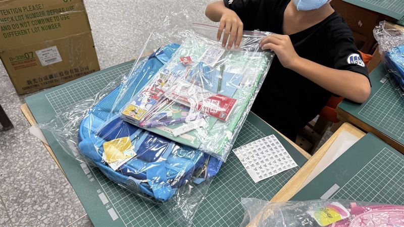 為照顧受災學生的需要，縣府表示，已將教科書、簿本、文具組及書包等學習用品送達各校。（圖／花蓮縣政府提供）
