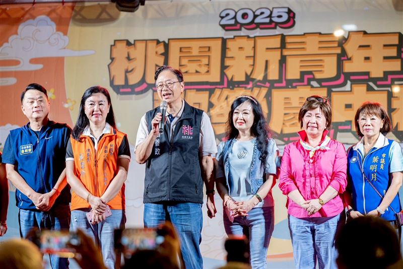 張善政（左3）表示，封街烤肉除了疫情以外每年都辦，已經變成中壢的傳統。（圖／桃園市政府）