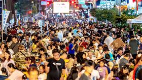 鄰里熱情參與封街烤肉，現場人潮極震撼。（圖／桃園市政府）