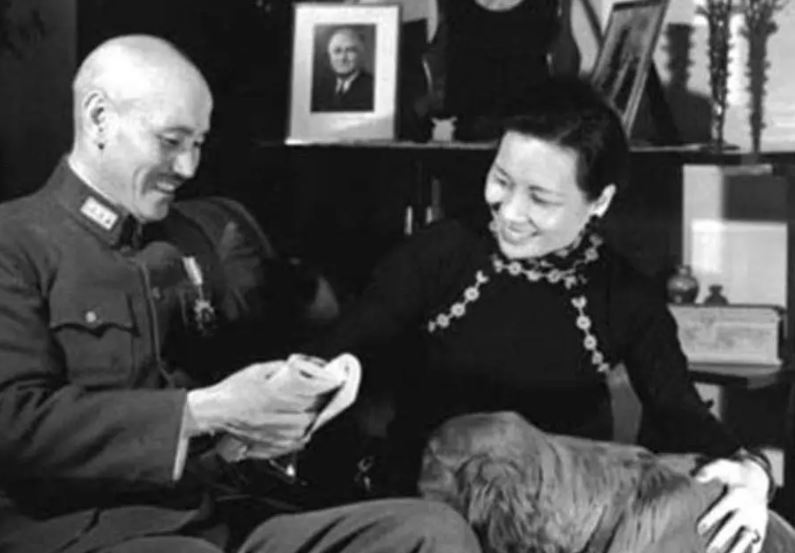 蔣介石在日記中多次表達對宋美齡的依戀與尊重。（圖／翻攝自百度百科）