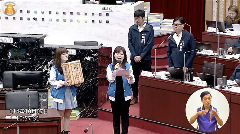 議員陳美雅、許采蓁送上「震怒丸」給陳其邁。（圖／翻攝高雄市議會YT）