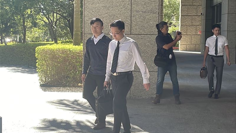 桃園地檢署3名檢察官相繼抵達法院。（圖／翻攝畫面）