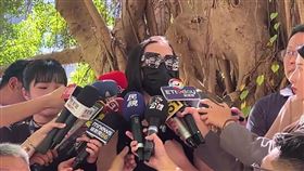 北捷淡水信義日前發生一起衝突，一名老婦人拿包包驅趕坐在「優先席」的長髮乘客逼讓座，結果反遭對方一腳踹飛，影片曝光後引起熱議。今天台大畢業的張姓乘客現身受訪，說明踹人原委