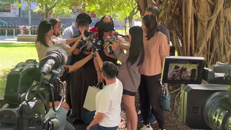 踹飛逼讓座婦人的張姓乘客今天現身受訪。（圖／翻攝畫面）
