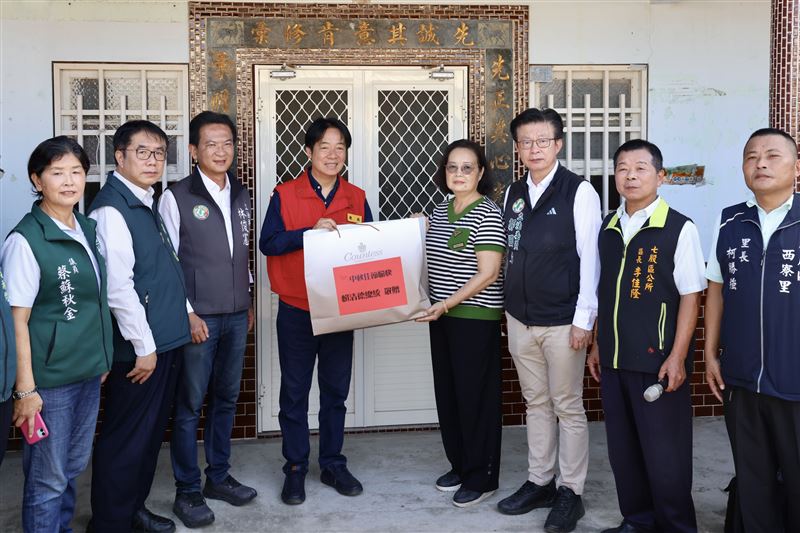 總統賴清德與市長黃偉哲前往七股視察風災後復建進度。（圖／台南市府提供）