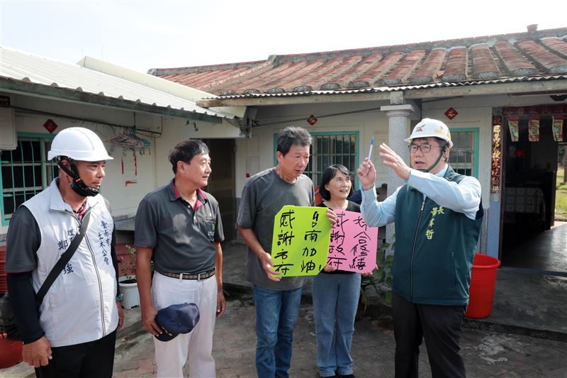 西港區風災房屋媒合修繕完工，市長黃偉哲前往關懷，民眾向市府表達感謝。（圖／台南市府提供）