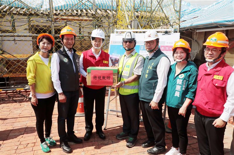 總統賴情德與市長黃偉哲視察新營災後修繕。（圖／台南市府提供）