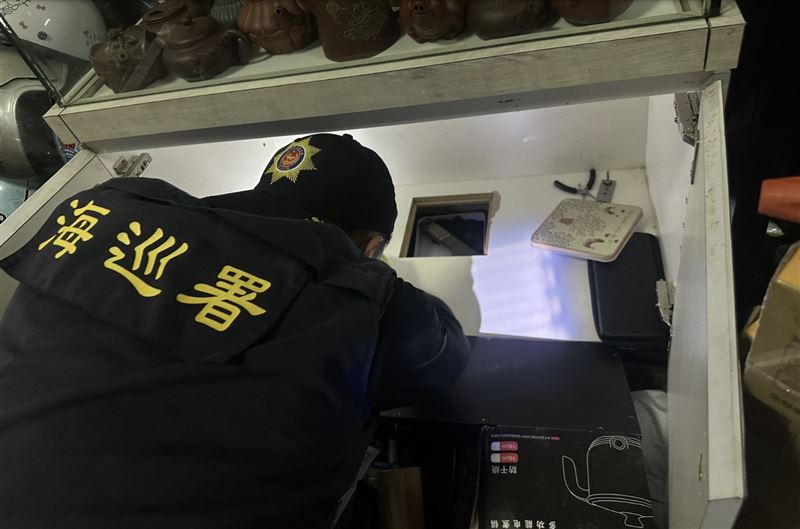 嫌犯將槍彈及毒品藏在暗櫃中。（圖／翻攝畫面）