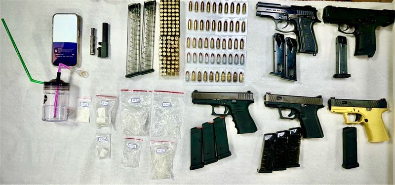 男子在租屋處暗藏大批槍彈及毒品，有如一座小型軍火庫。（圖／翻攝畫面 ）