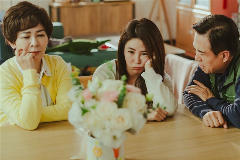 檢場（右起）、郭書瑤、王彩樺飾演一家人。（圖／中視提供）