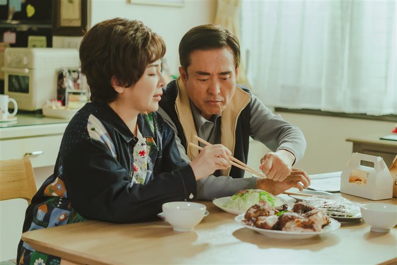 檢場（右）、王彩樺飾演夫妻。（圖／中視提供）