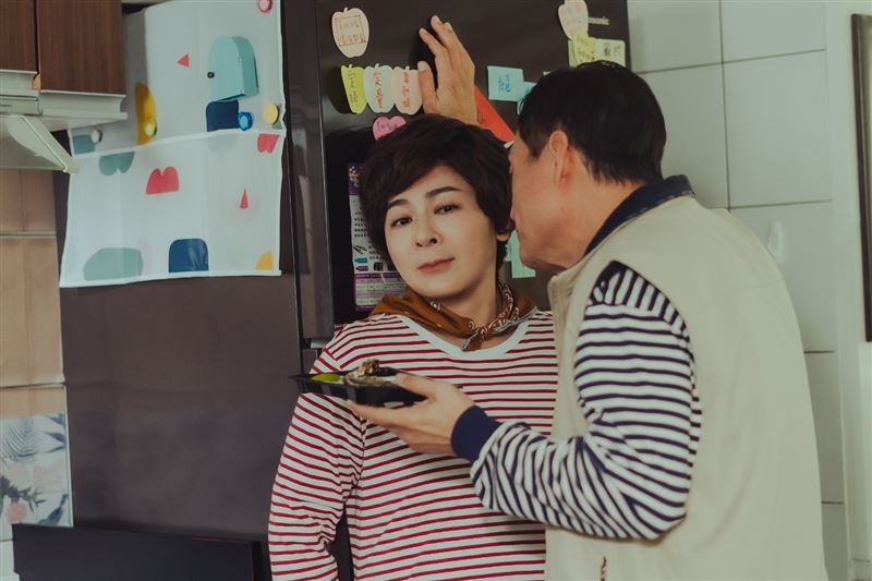 檢場（右）與王彩樺演夫妻有許多逗趣互動。（圖／中視提供）