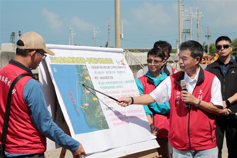 市府水利局局長邱忠川報告災後沙洲修復情形。（圖／台南市府提供）