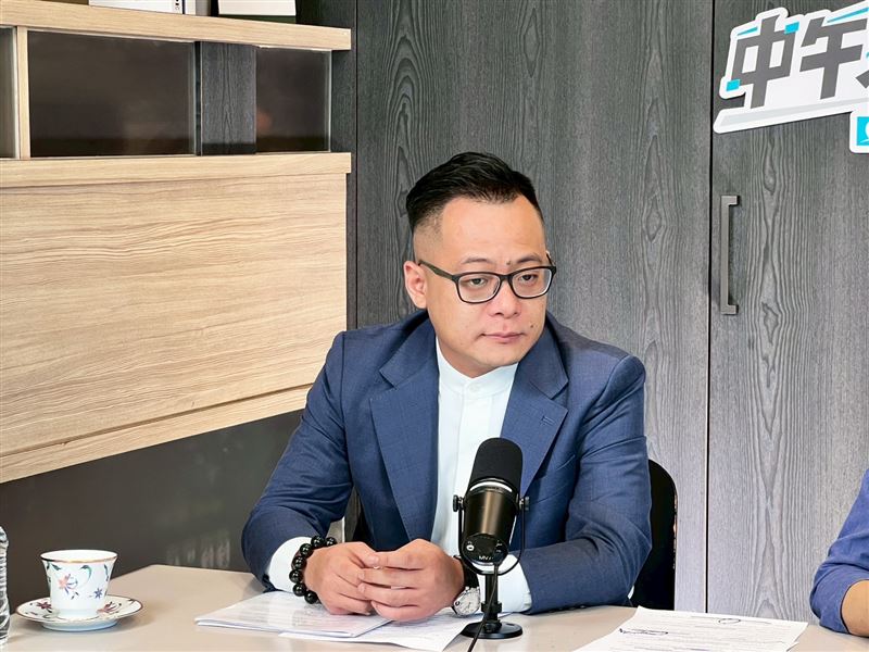 基隆市議長童子瑋接受政論節目《中午來開匯》主持人黃光芹專訪。（圖／中午來開匯提供）