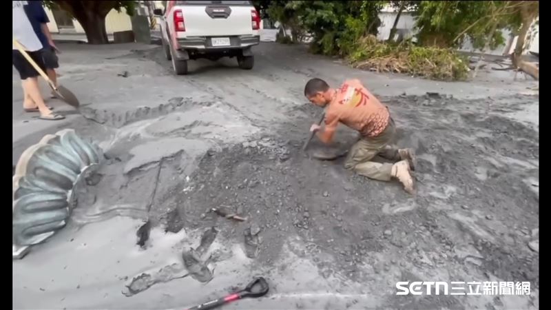 西班牙志工Marco完成任務後，經過一處充滿厚重泥濘的地方，他不禁起了雞皮疙瘩，彷彿有人在跟他說些什麼，最後他決定拿木頭開挖，沒想到竟是觀音泥像。（圖／陳和皇授權提供）