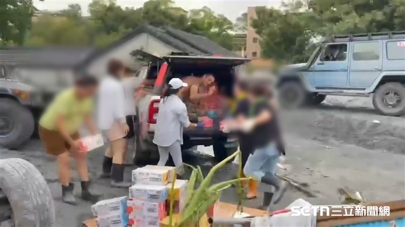 有許多居民是受困在家中的，陳和皇大哥等人就會開車載著物資到這些地方送物資給他們，避免憾事發生。（圖／陳和皇授權提供）