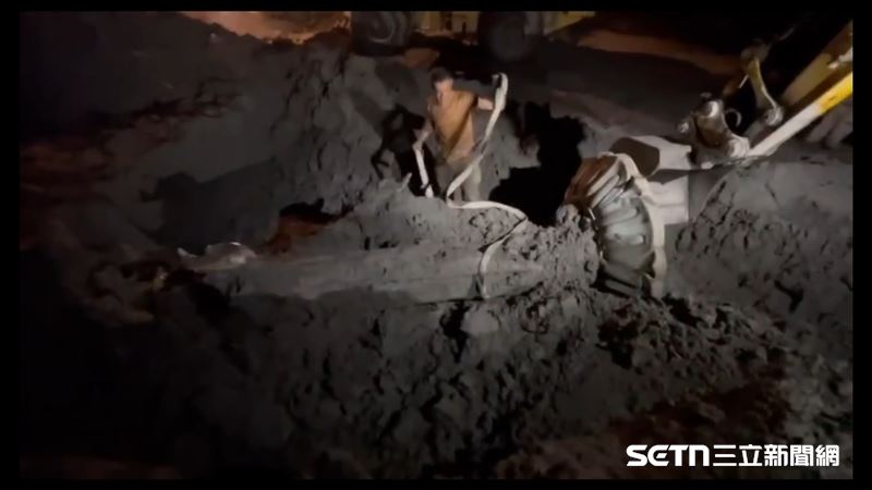 最後小心翼翼地綁上繩子，透過機具吊掛，將整座觀音泥像從泥濘中救出來。（圖／陳和皇授權提供）