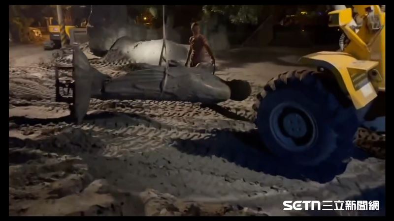 這尊觀音泥像其實是當地藝術家林金龍的作品，由他親手雕塑並長年供奉在自家門前。洪災發生當日，尊觀音像不幸被沖離原位，流落至大馬路邊，之後又被厚重泥沙掩埋，所幸在Marco與多名志工的努力下得以尋回，讓林金龍放下心中的大石頭。（圖／陳和皇授權提供）