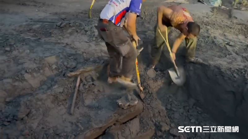 Marco 和陳和皇大哥拿著鏟子不斷地挖掘，每一下都小心翼翼，深怕稍有不慎便會傷到菩薩的法相。（圖／陳和皇授權提供）