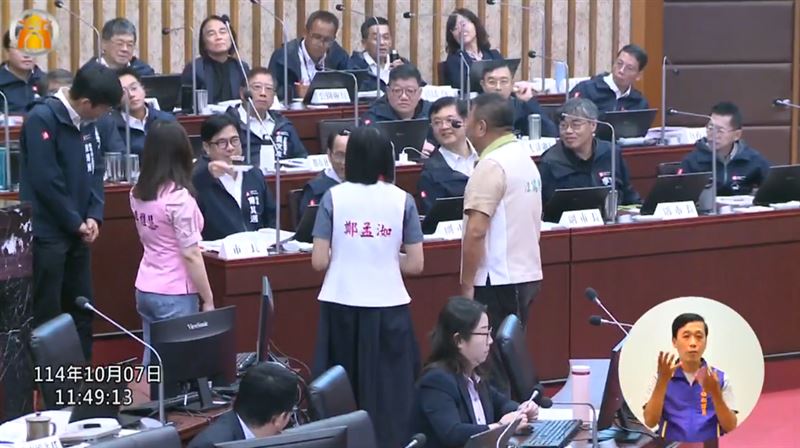 民進黨高雄市議會黨團送翻轉布丁給陳其邁。（圖／翻攝自高雄市議會）