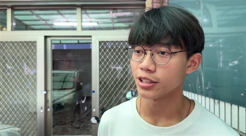 林鴻森就讀大一的兒子講到父親的義舉，哽咽地說「很驕傲」。（圖／翻攝畫面）