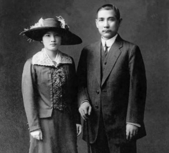宋慶齡與孫中山在日本東京結婚。（圖／翻攝自維基百科）