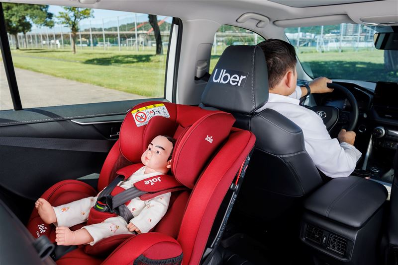 Uber今（7）日宣布與合作車隊攜手歐洲知名兒童安全汽車座椅品牌Joie，將Joie stages&trade; 0-7歲成長型雙向汽座導入「寶寶優步」乘車選項。（圖／Uber提供）
