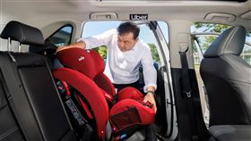 Uber今（7）日宣布與合作車隊攜手歐洲知名兒童安全汽車座椅品牌Joie，將Joie stages™ 0-7歲成長型雙向汽座導入「寶寶優步」乘車選項。（圖／Uber提供） 