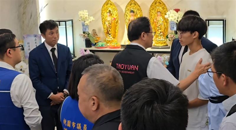 桃園市長張善政今（7日）下午前往林鴻森靈堂致意。（圖／翻攝畫面）