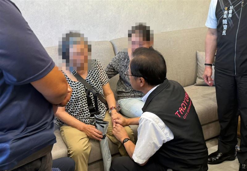 「挖土機超人」林鴻森母親忍受白髮人送黑髮人的悲哀。（圖／翻攝自張善政臉書）